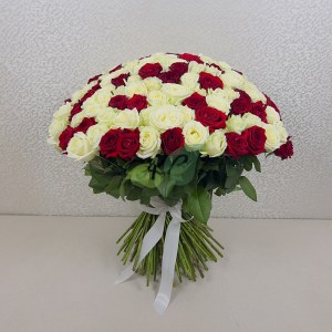 Букет 151 красная и белая роза